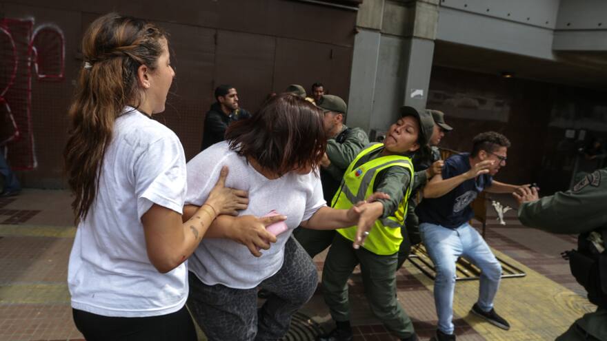 En video | Periodista de Caracol relata agresión de militares venezolanos