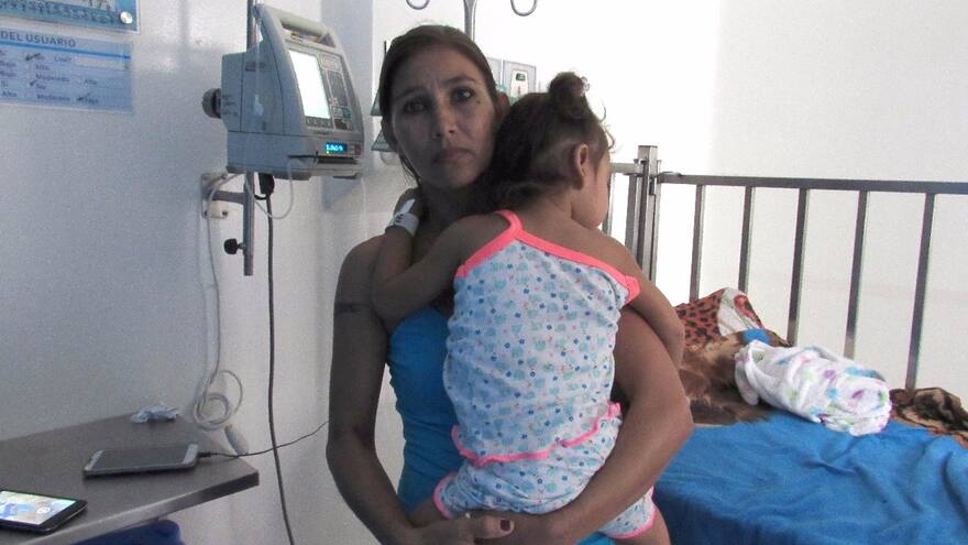 Termina calvario de madre de menor que tragó moneda de $100