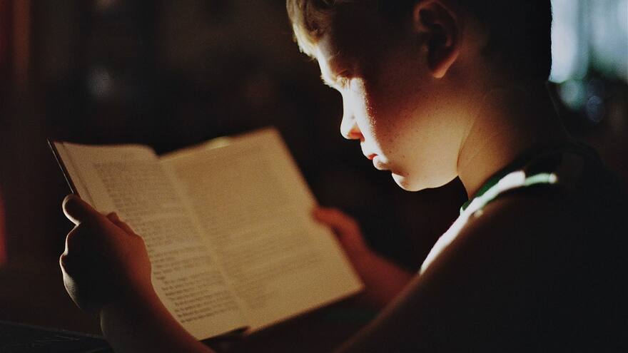 Niño superó coeficiente intelectual de Stephen Hawking y Albert Einstein