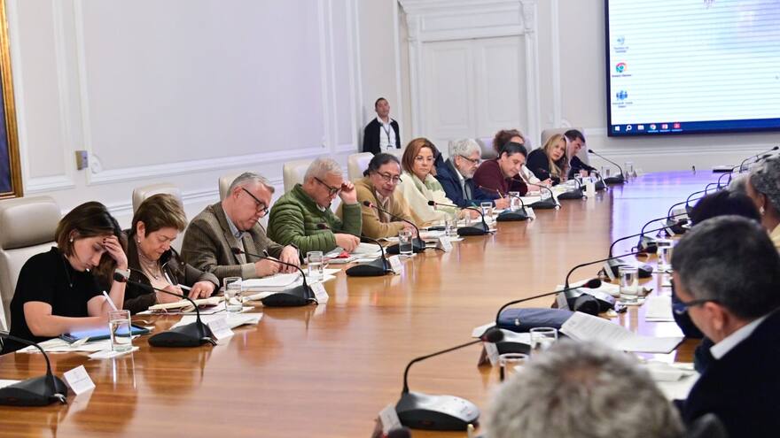 Gobierno niega que contratación se vaya a hacer 'a dedo' con nueva directriz