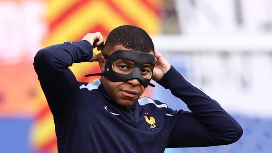 ¿Mbappé ahora sí se parece Donatello con la máscara?