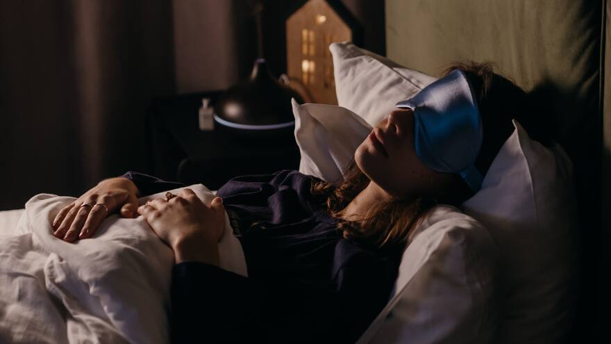 ¿Cuál es la mejor postura para dormir? Esto dicen los expertos