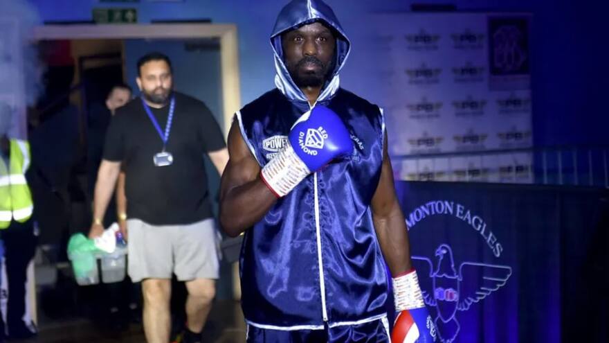 El boxeador Sherif Lawal, de 29 años, murió en su primera pelea como profesional tras caer noqueado