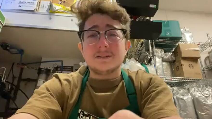 Joven estudiante llora desconsolado porque debe trabajar 8 horas al día