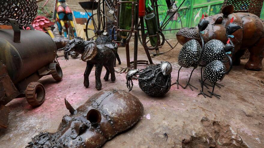 Artista keniano convierte chatarra en obras de arte