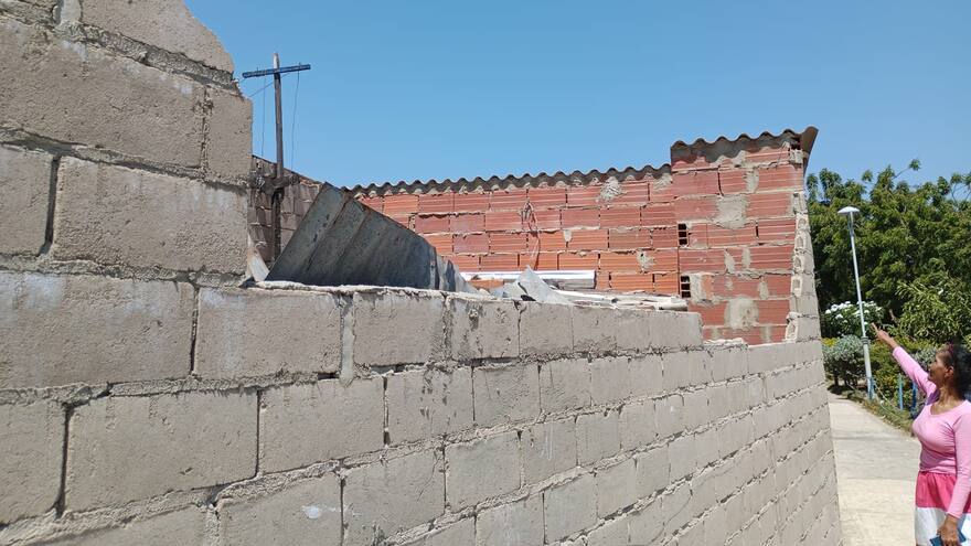 Fuertes vientos derriban pared de una vivienda en Rebolo