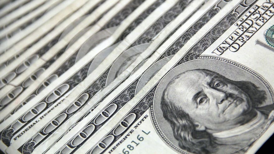El dólar abre al alza, pero continúa por debajo de $4.100