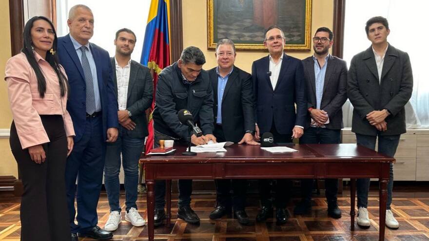 Conservadores radican proyecto para restituir el decreto de drogas derogado