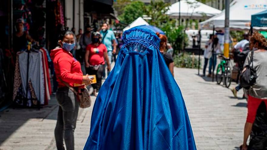 Medellín se paralizó al ver transitar por sus calles a una mujer con burka