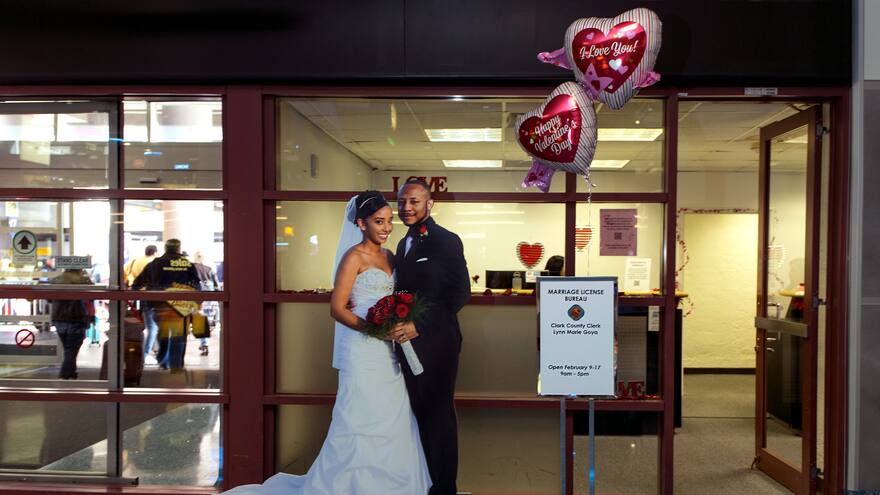 Autorizan matrimonios exprés en el aeropuerto de Las Vegas