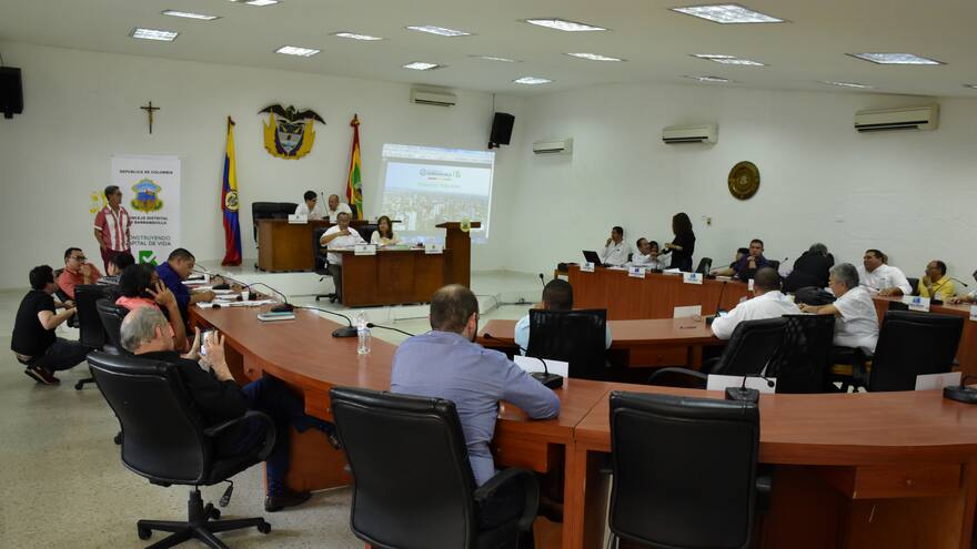 Levantan sesión por rifirrafe entre concejales