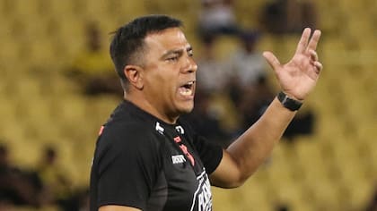 Wílmar Roldán expulsa a César Farías por roce con compañero de Jordan Barrera en empate 1-1 entre Barcelona y Botafogo