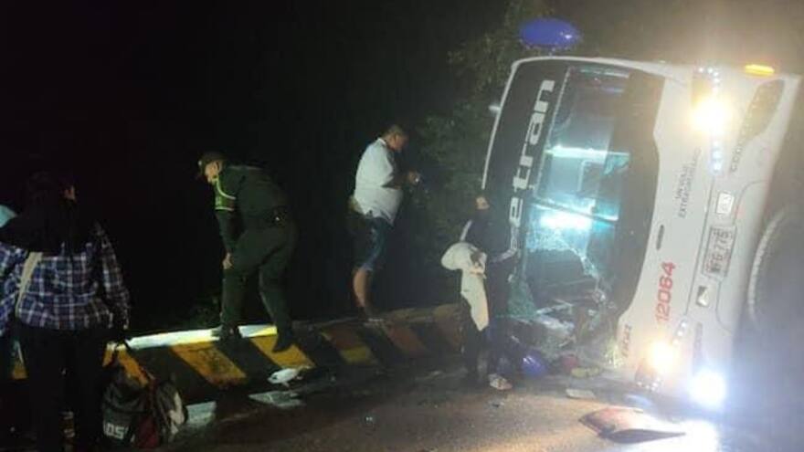 Cesar: grave accidente de bus interdepartamental en la vía entre Rincón Hondo y Santa Isabel
