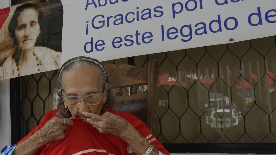 Carmen se va cubierta de rojiblanco para unirse a su madre Micaela Lavalle