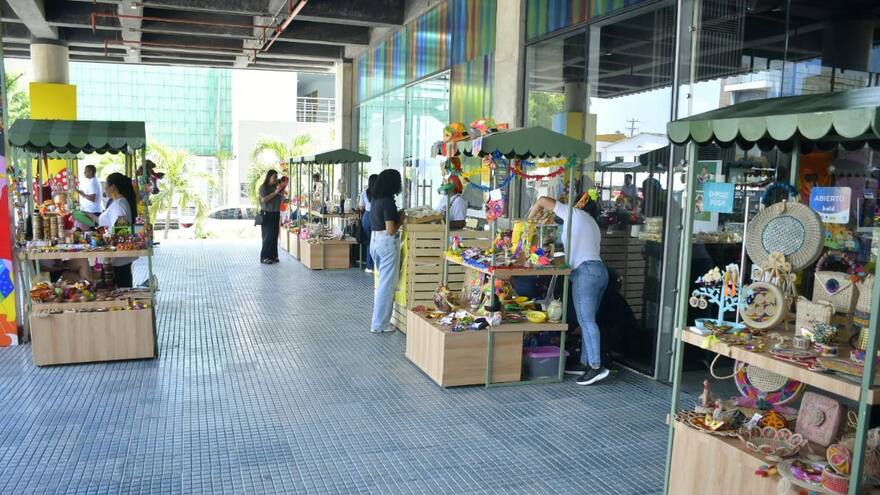 Manos que convierten el Carnaval en arte en la Feria Íconos