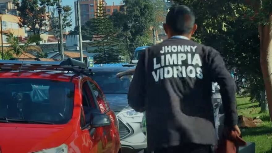 ¿Cuánto dinero gana un limpiavidrios en los semáforos? Un influencer acompañó a uno en un día de trabajo