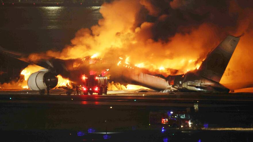 Choque de dos aviones deja varios muertos en un aeropuerto de Tokio
