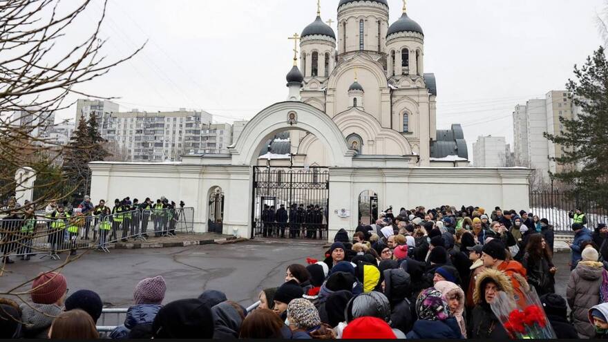 Desafiando al Kremlin y bajo estrictas medidas de seguridad, cientos de rusos despiden a Alexéi Navalni