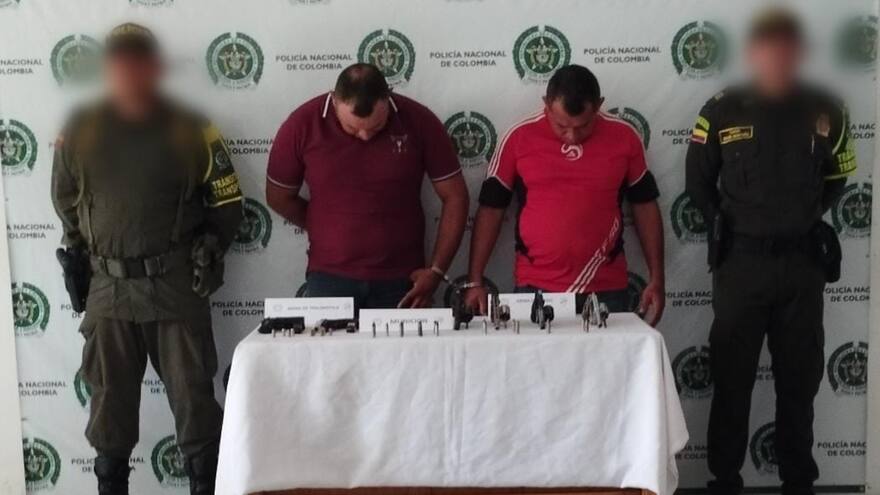 Detienen a dos hombres que portaban armas y prendas de la Policía