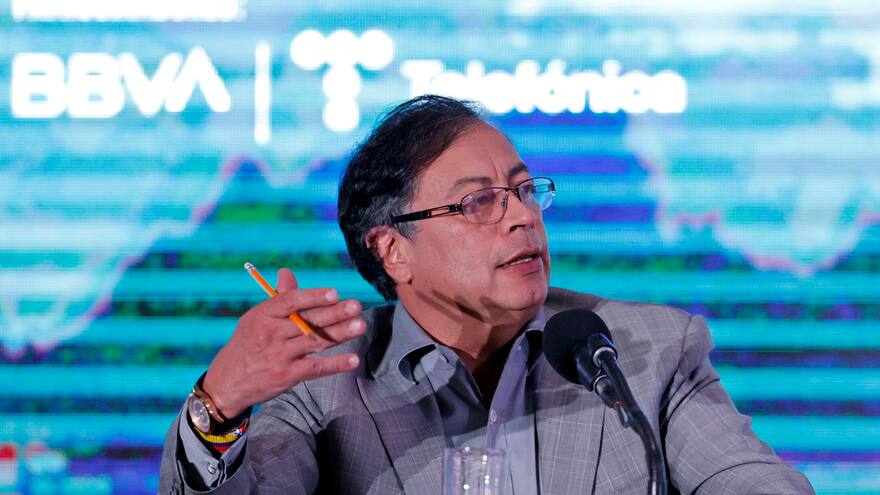 Petro insiste en polémica teoría sobre reducir consumo de gasolina