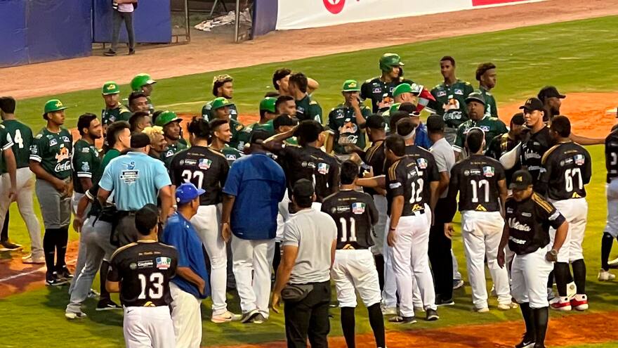 Vergonzosa trifulca en el juego entre Toros y Vaqueros en Montería
