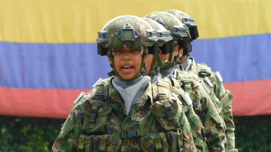 El primer contingente de mujeres soldados recibió sus armas en el Ejército