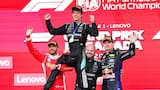 La emotiva celebración de Hamilton y Verstappen con Kimi Antonelli tras su victoria en la F1 de Canadá