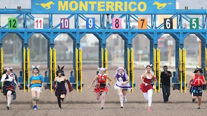 Las ‘chicas caballo’ disputaron una carrera en Perú