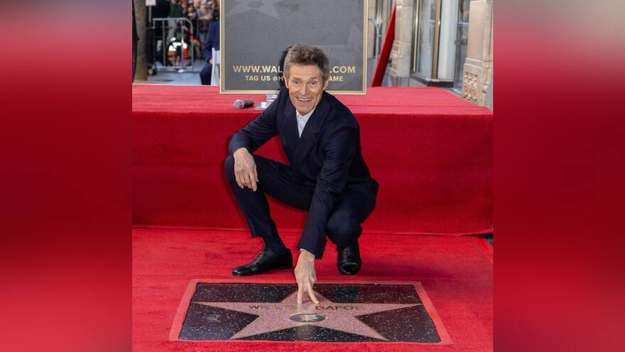 Willem Dafoe recibe la primera estrella del Paseo de la Fama de Hollywood de 2024