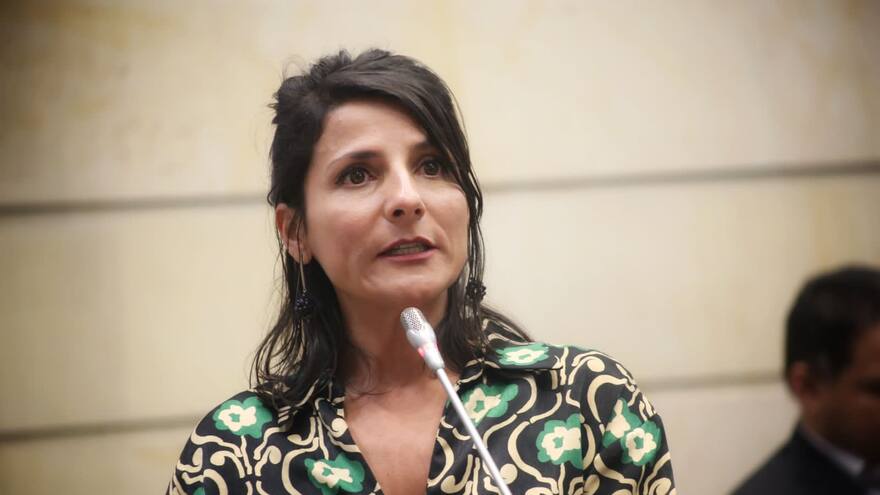 PGN investigará a la minminas Irene Vélez por viaje irregular de su hijo