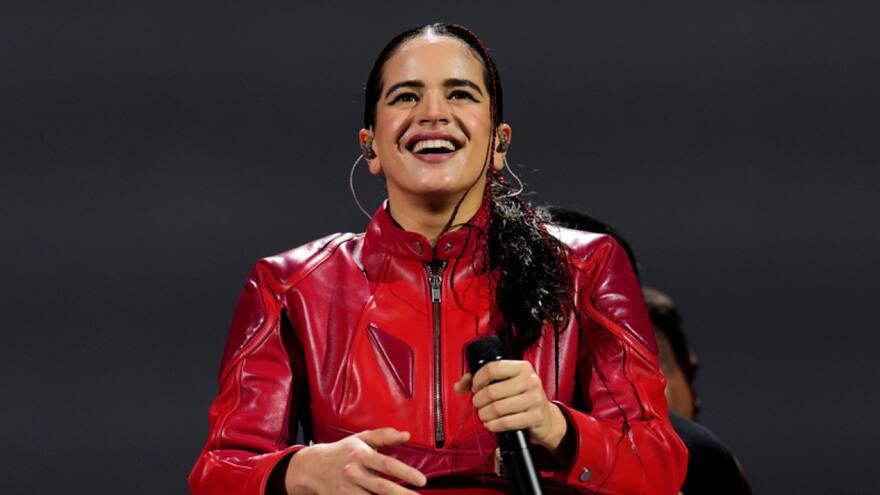 A Rosalía le lanzaron un ramo de flores durante concierto en Estados Unidos y se molestó