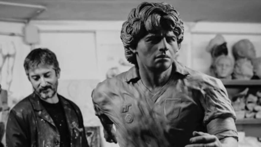 En Nápoles recuerdan a Maradona con esculturas