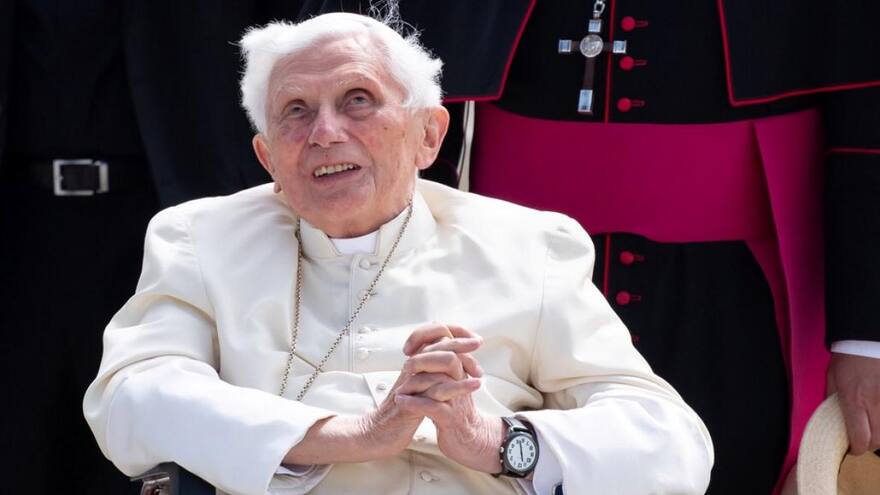 Revelan primeras imágenes de Benedicto XVI tras su muerte