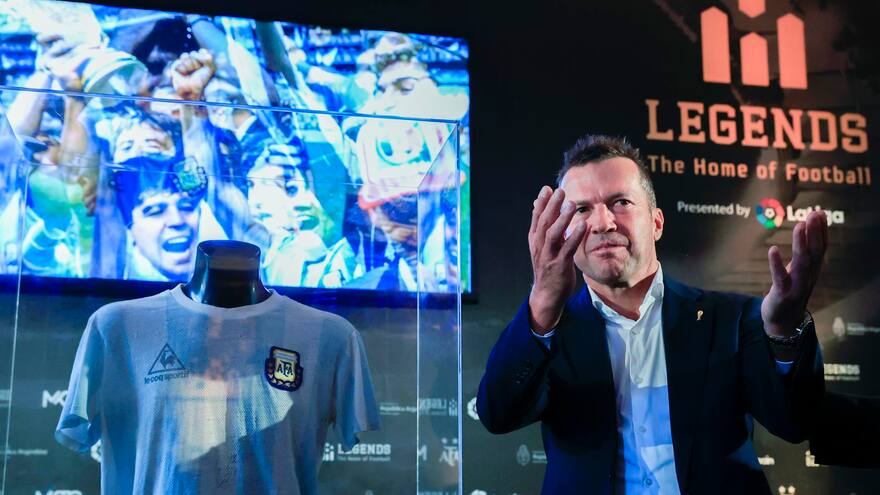 Matthäus entrega a Legends la camiseta de Maradona en la final de México'86