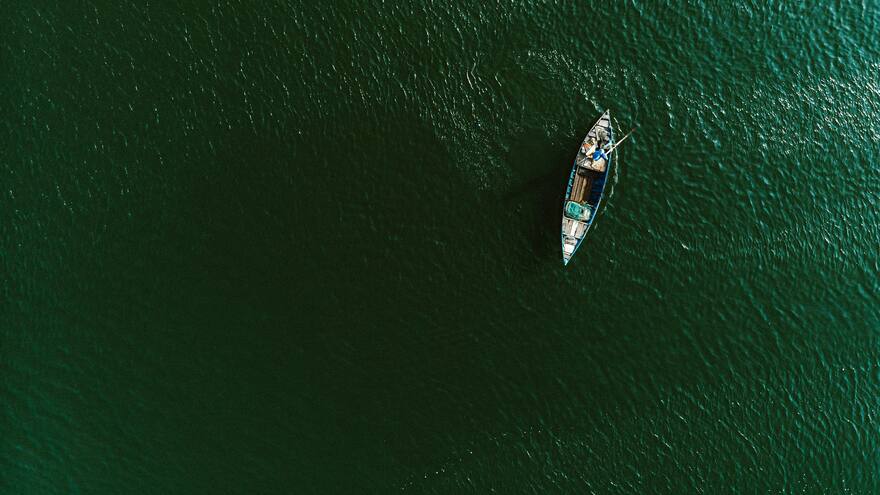 Hallan varios cuerpos en descomposición en barco a la deriva
