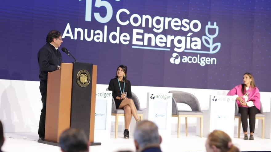 Petro insiste en reemplazar térmicas y propone mesas de trabajo