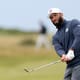 Jon Rahm firma una ronda de 67 golpes y presiona por el liderato