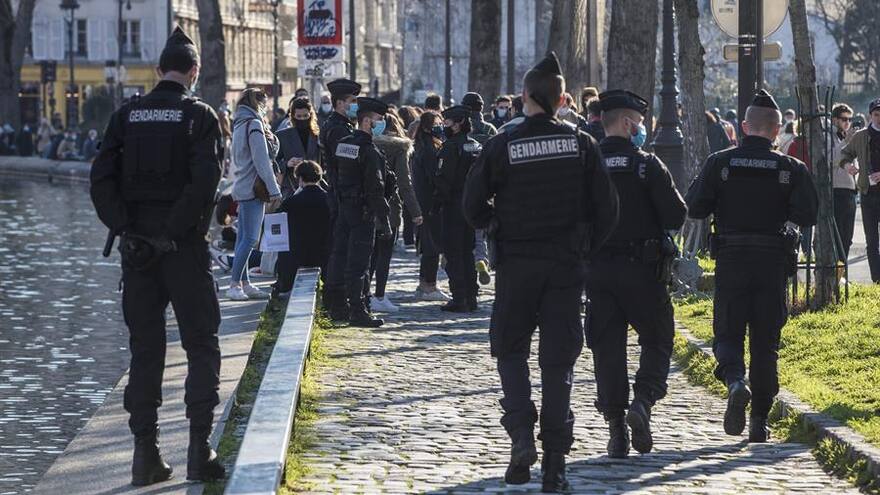 París y un tercio de Francia afrontan su tercer confinamiento en un año