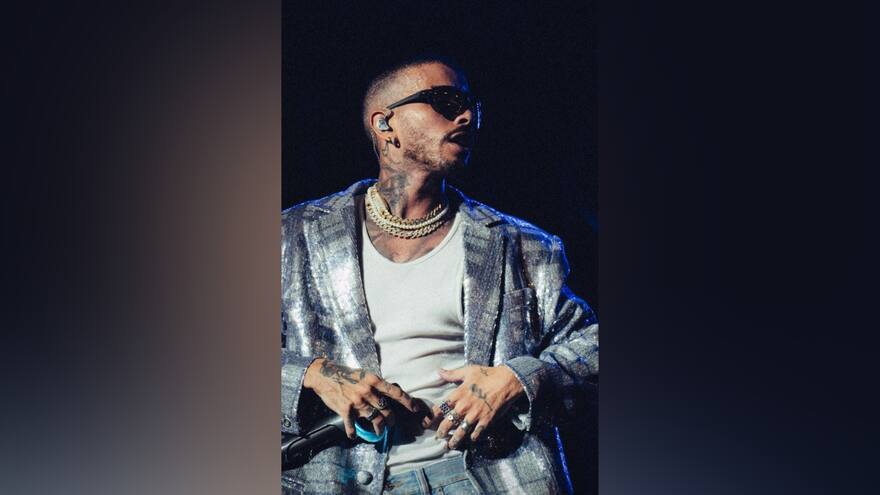 Rauw Alejandro lloró en pleno concierto y envió mensaje a Rosalía