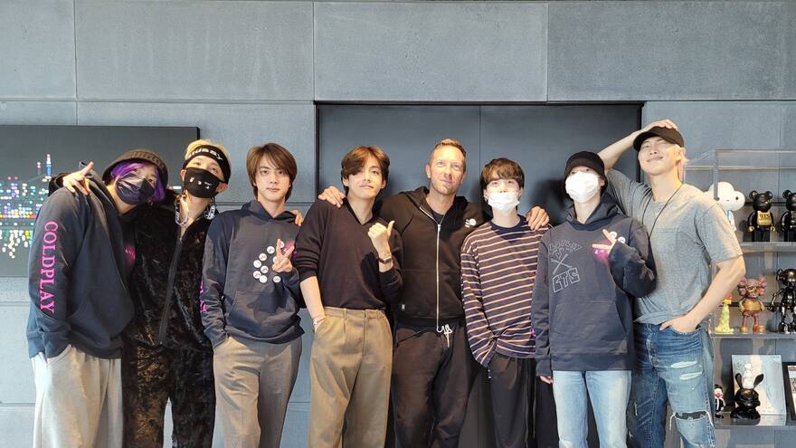 Chris Martin celebra aniversario de BTS y envía cálido mensaje a ARMY