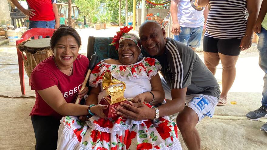 Petrona Martínez estalla en llanto al recibir su gramófono