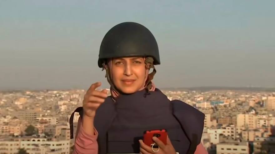 Periodista transmitía en vivo cuando un misil cayó cerca de ella en Gaza