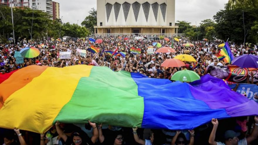 Corte Constitucional advierte discriminación a hijos de parejas del mismo sexo