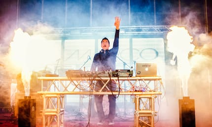 El DJ que ha compartido tarima con Rubén Blades, Feid, Chino y Nacho, ahora reinterpreta el clásico ‘Freed From Desire’