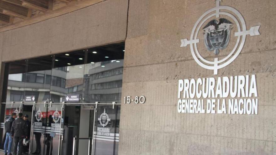 Suspenden a funcionaria implicada en red que direccionaba fallos en Atlántico