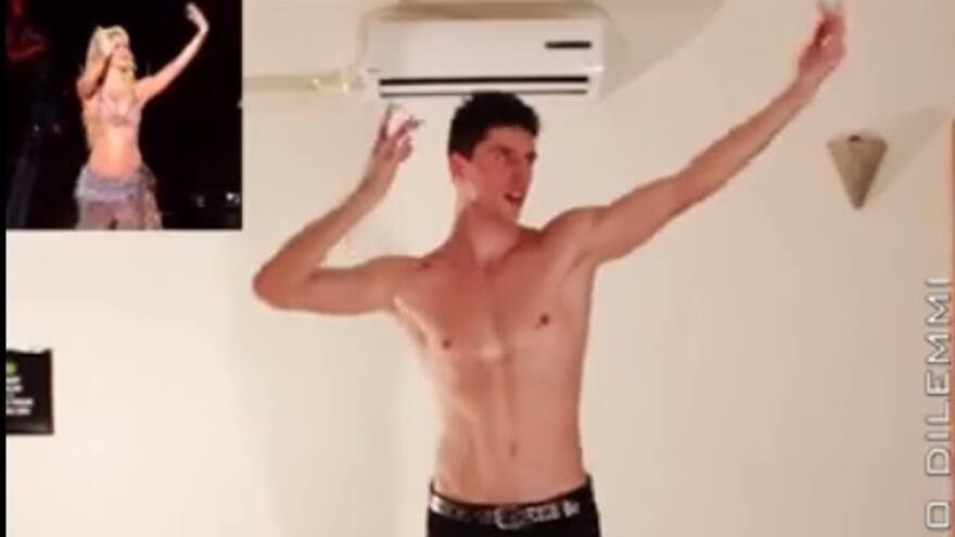 El fanático italiano que mueve las caderas como Shakira