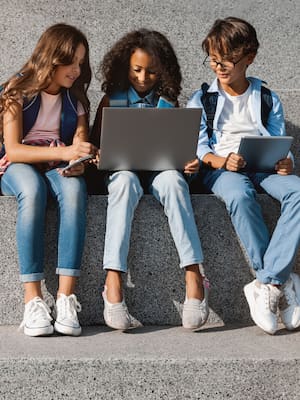 Criar en la era digital: ¿cómo acompañar a niñas, niños y adolescentes en un mundo lleno de pantallas?