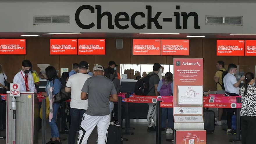 Nueva emergencia en el aeropuerto Ernesto Cortissoz por choque de aves con avión