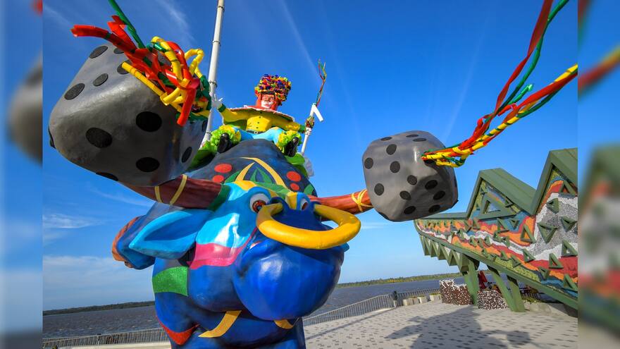 Las macrofiguras del Carnaval se toman el Malecón en un Río de tradiciones