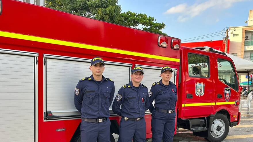 Entregan dos vehículos con dotación contra incendios a bomberos de Galapa